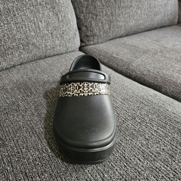 Crocs W/ Animal Print Strip - Picture 10 of 15